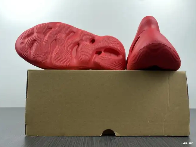 Adidas CW3355 Foam Yeezy Red 0703